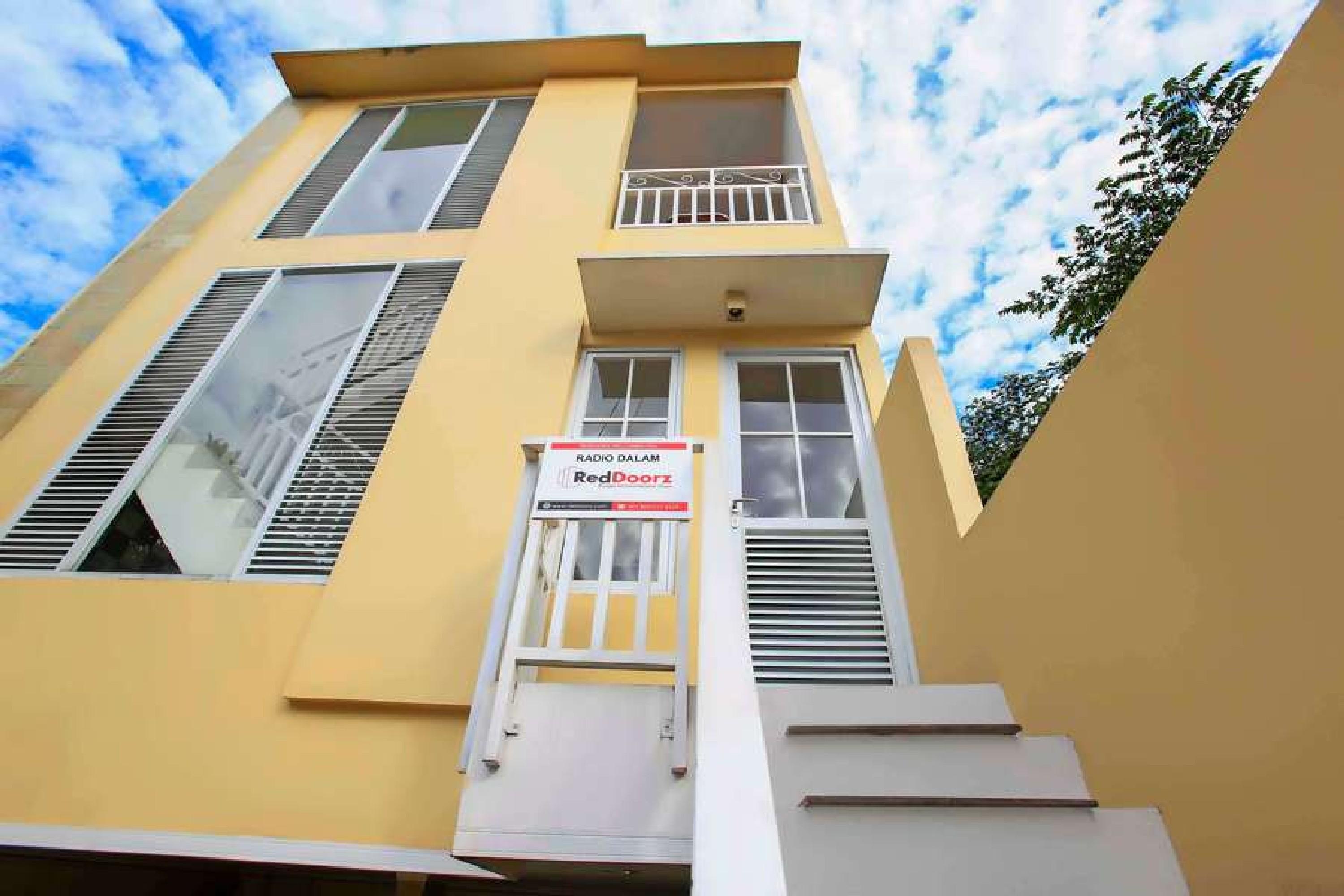Hotel RedDoorz @ Radio Dalam Yakarta Exterior foto