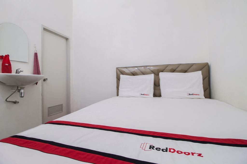 Hotel RedDoorz @ Radio Dalam Yakarta Exterior foto