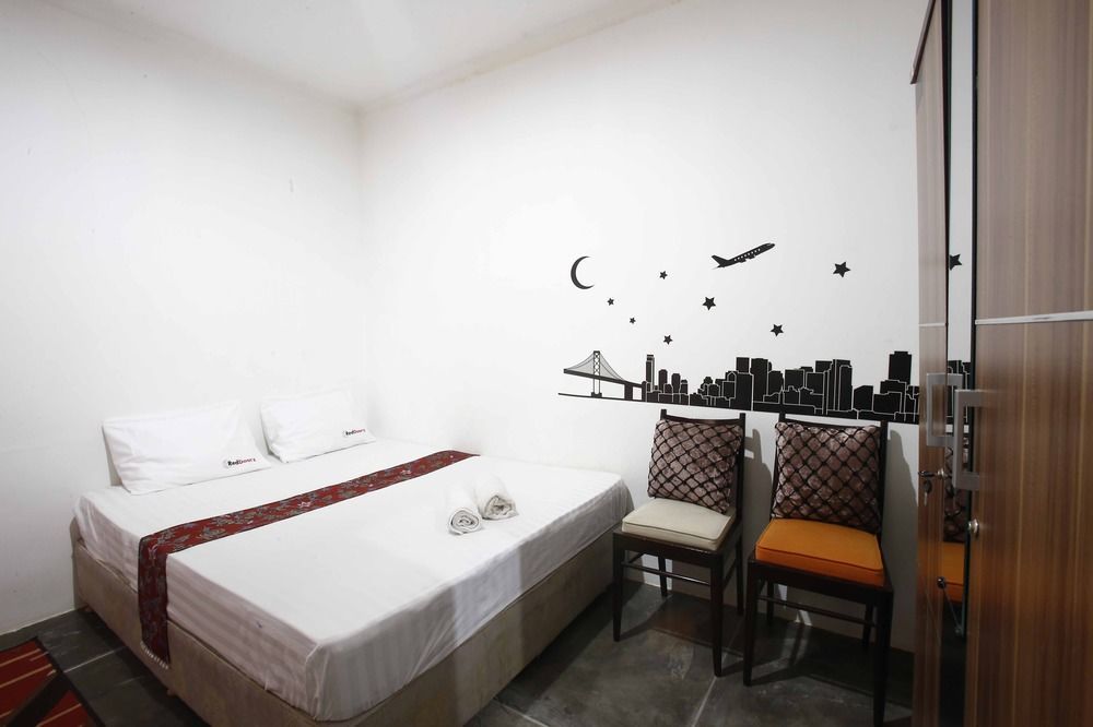 Hotel RedDoorz @ Radio Dalam Yakarta Exterior foto