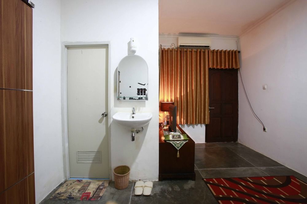 Hotel RedDoorz @ Radio Dalam Yakarta Exterior foto