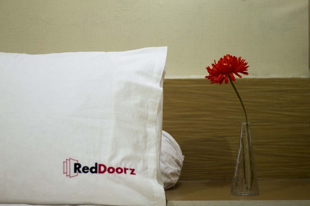 Hotel RedDoorz @ Radio Dalam Yakarta Exterior foto