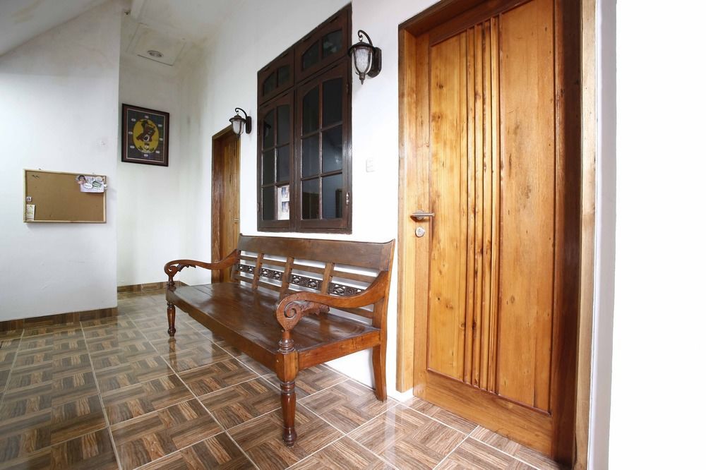 Hotel RedDoorz @ Radio Dalam Yakarta Exterior foto