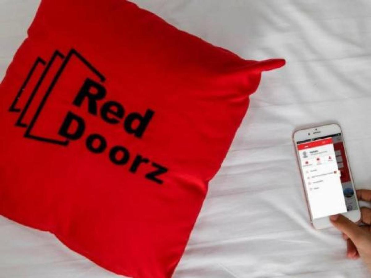 Hotel RedDoorz @ Radio Dalam Yakarta Exterior foto